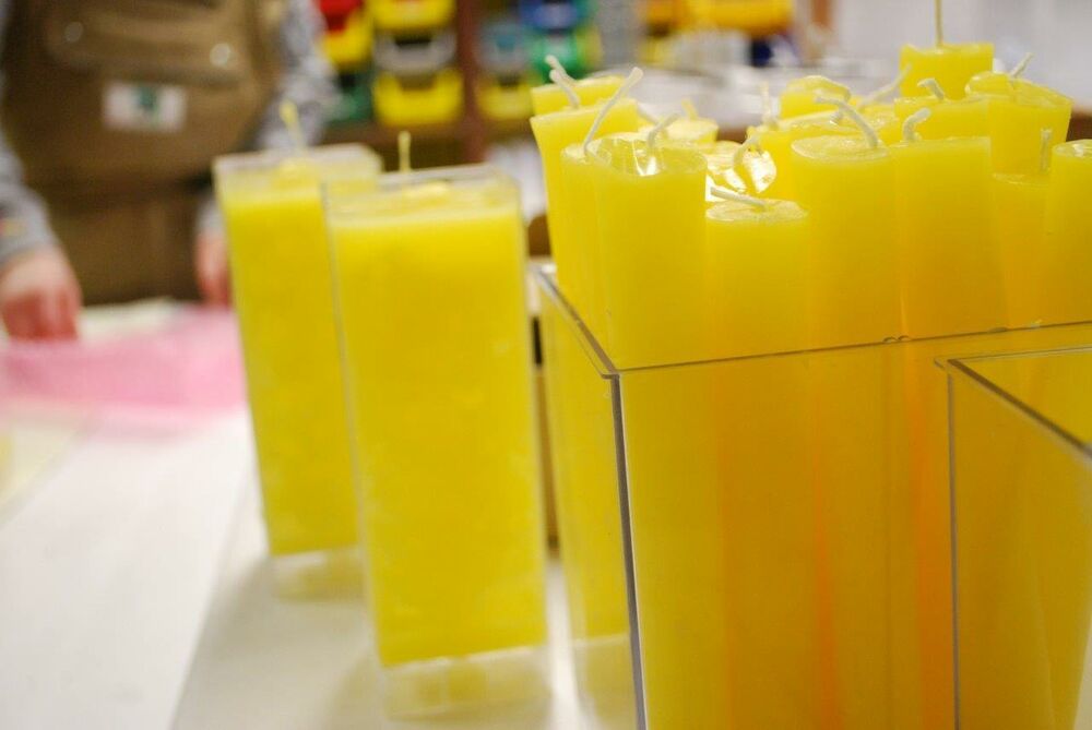 Einige gelbe Kerzen in eckigen Glasformen